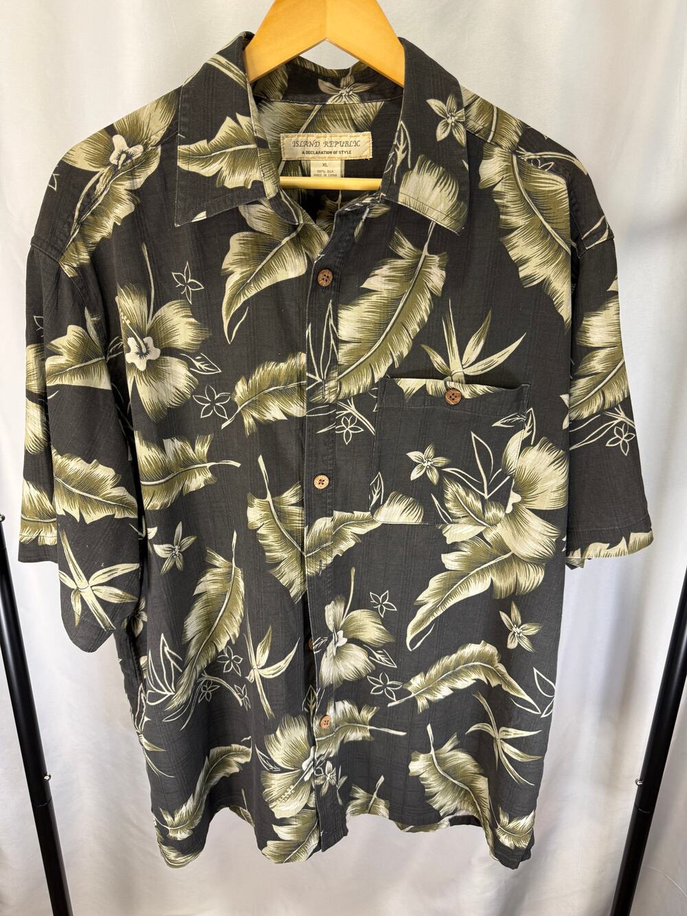 Island Republic Men’s XL 100% Silk Hawaiian Shirt Black Olive Tropical Floral